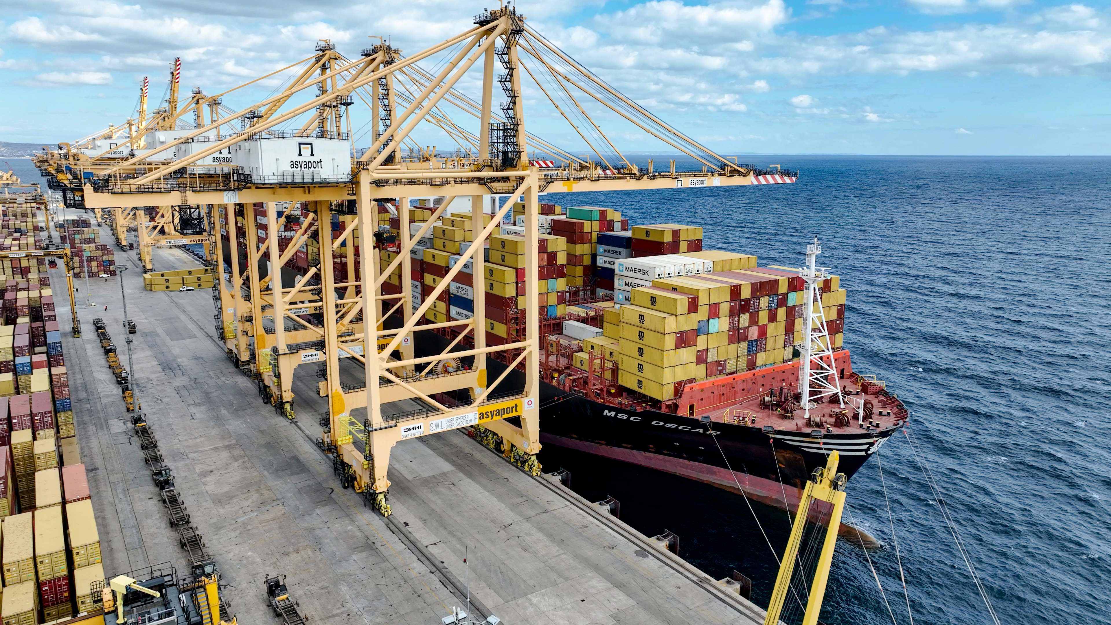 MSC Oscar loaded with containers at Asyaport